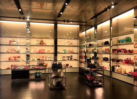 15 08 2017 tentato furto outlet prada levanella ar|Prada Outlet (Space) .